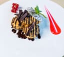 Profiteroles: Dekadentes Brandteiggebäck mit Eis und Schokoladensauce