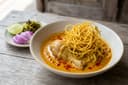 Khao Soi (Zuppa di Tagliatelle al Curry e Latte di Cocco della Thailandia del Nord)