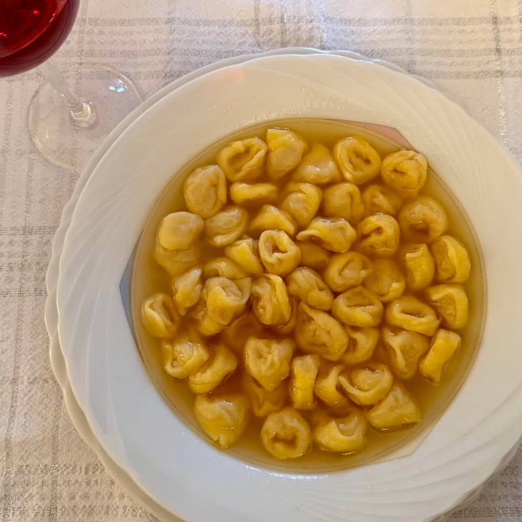 Tortellini in Brodo (Tortellini en Caldo)