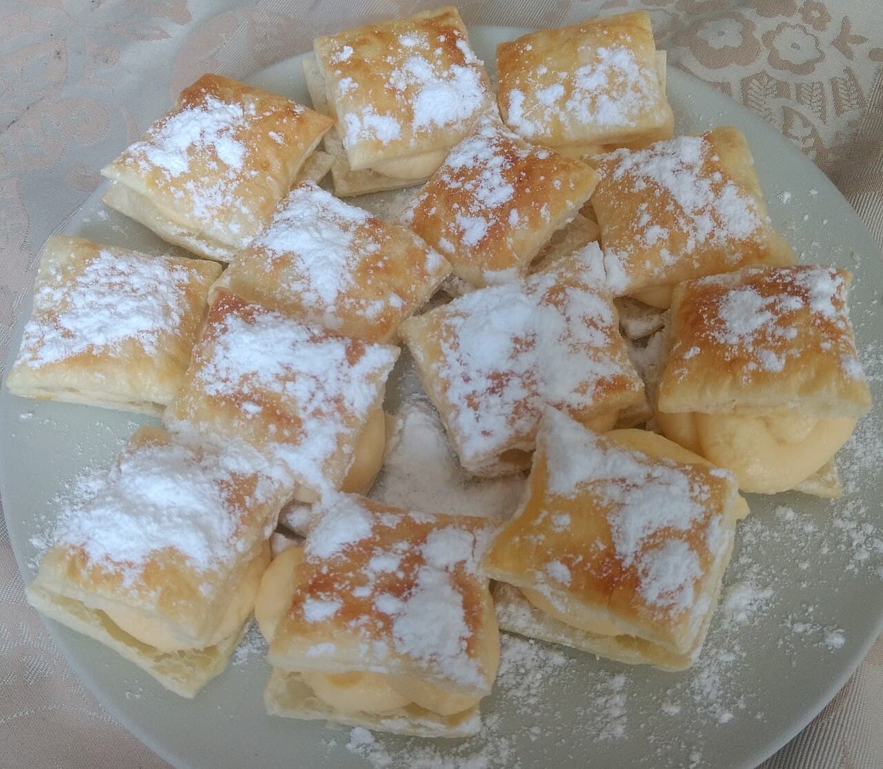 Miguelitos de La Roda (Dolcetti di sfoglia ripieni di crema)