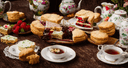Klassische Scones mit Clotted Cream und Marmelade
