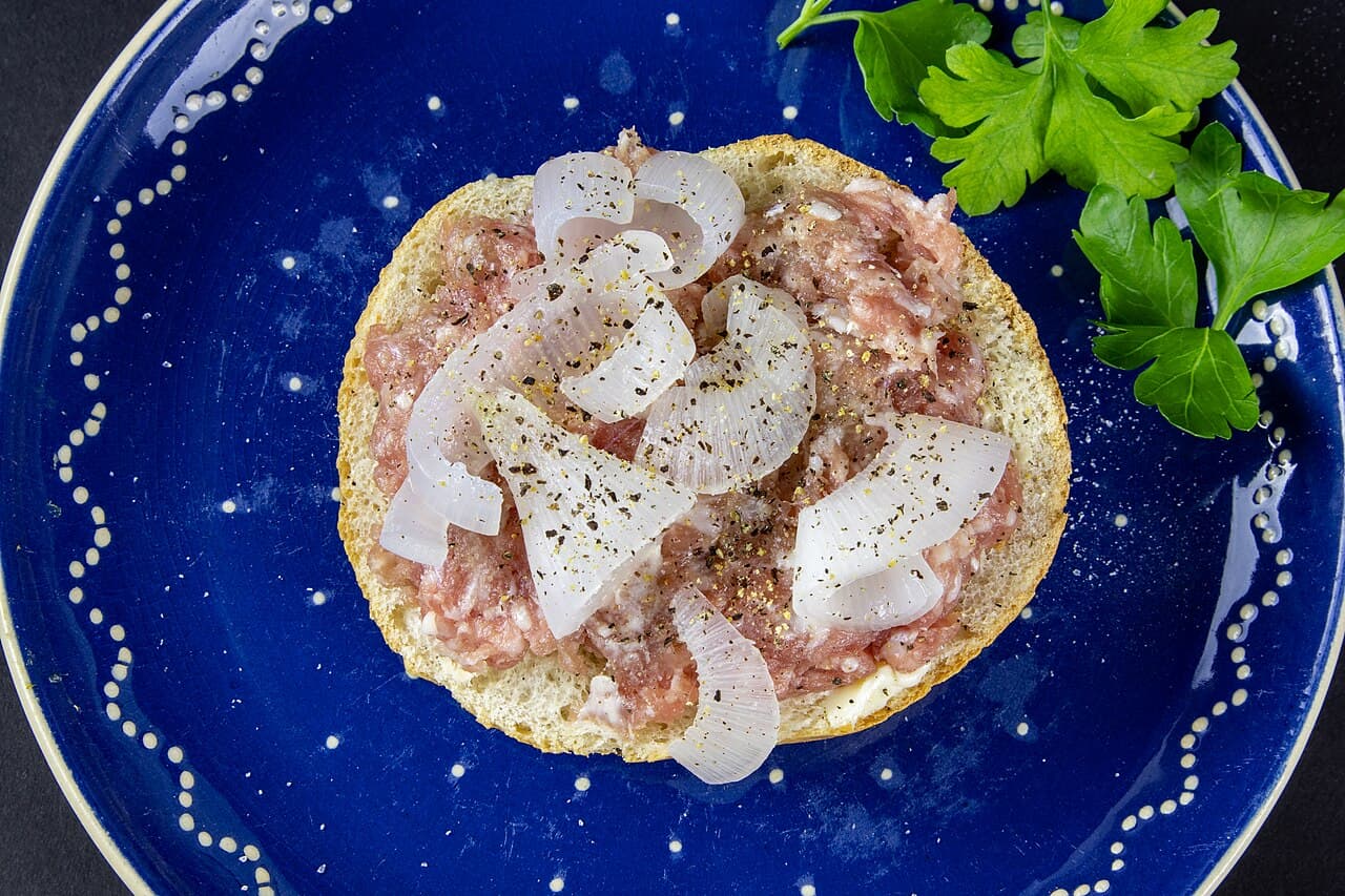 Mettbrötchen (Ψωμάκι με Ωμό Κιμά Χοιρινό)