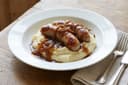 Salsicce e Purè con Ricca Salsa di Cipolle