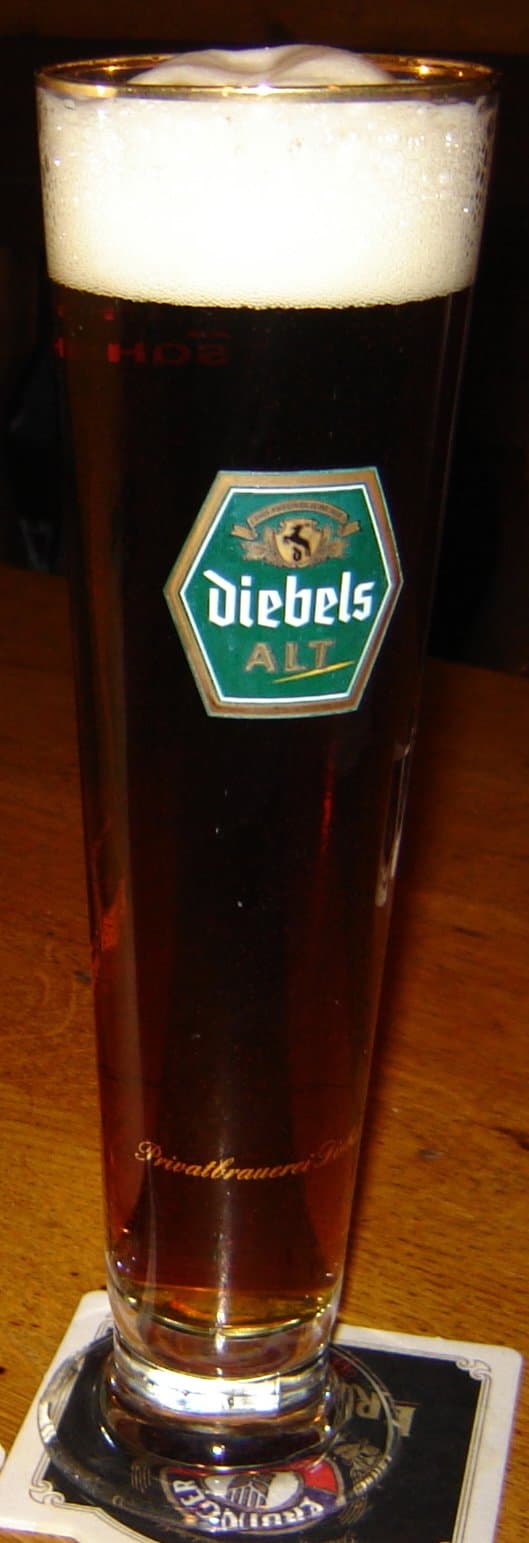 Altbier (Düsseldorf'un Geleneksel Koyu Ale'si)