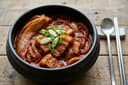 Kimchi Jjim (Geschmortes Kimchi mit Schweinebauch)