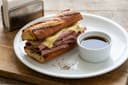 Klassisches French Dip Sandwich