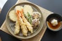 Tempura (Fruits de mer et légumes légèrement panés et frits)