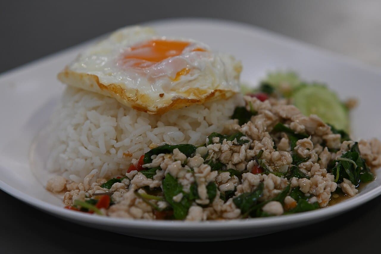 Pad Kra Pao Moo Sap (Gebratenes Basilikum-Schweinefleisch)